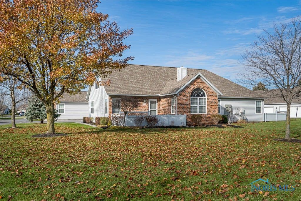 356 Stonegate Blvd, Bowling Green, OH 43402
