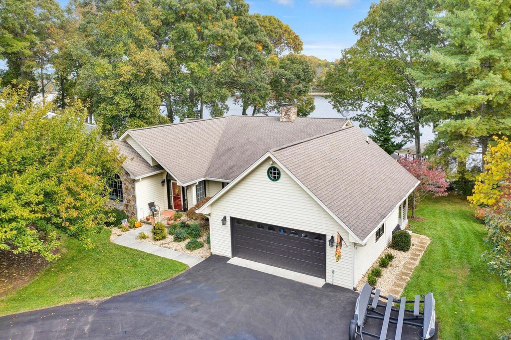 112 Twin Coves Dr, Moneta, VA 24121
