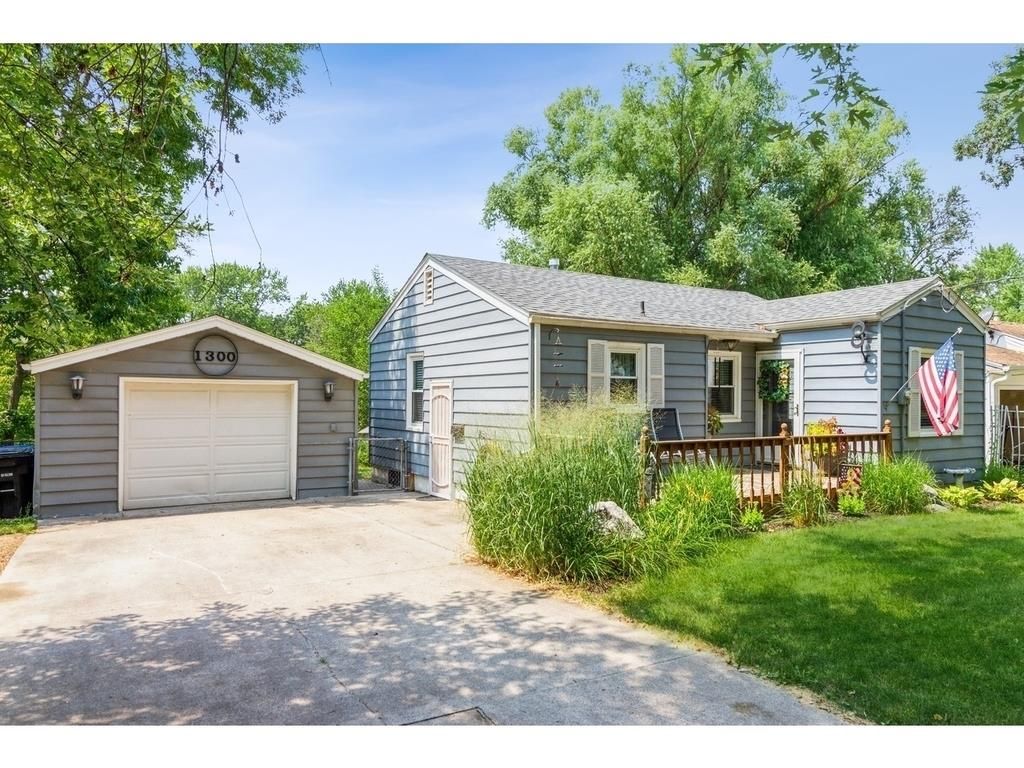 1300 E 33rd Ct, Des Moines, IA 50317