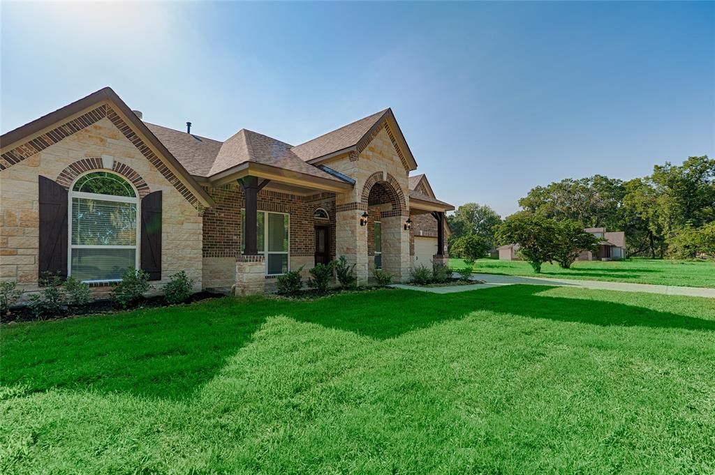 257 Edgewater Dr, West Columbia, TX 77486
