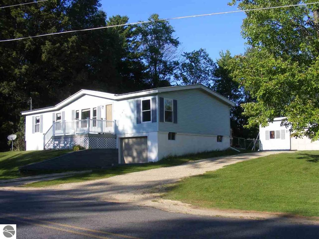 4887 S 33 1/2 Rd, Cadillac, MI 49601