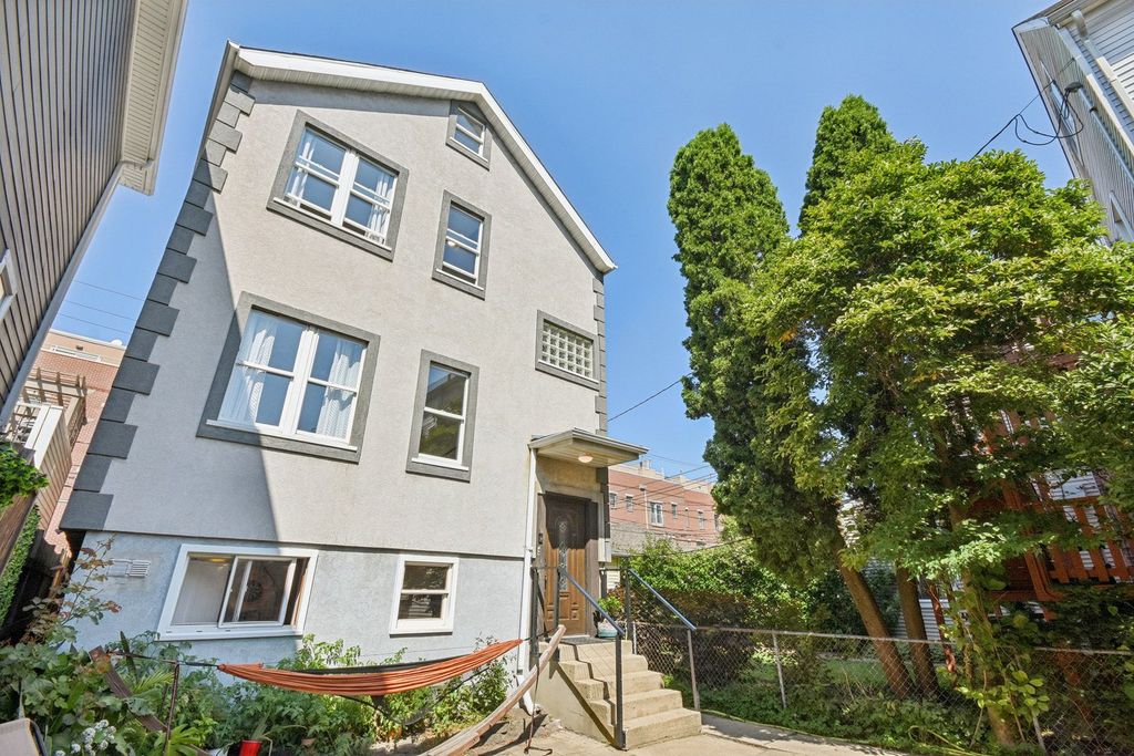 1732 W  Fletcher St, Chicago, IL 60657