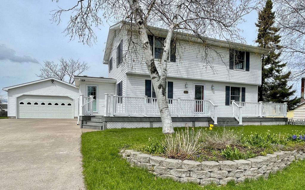 1904 Ryan Ave, Sault Sainte Marie, MI 49783