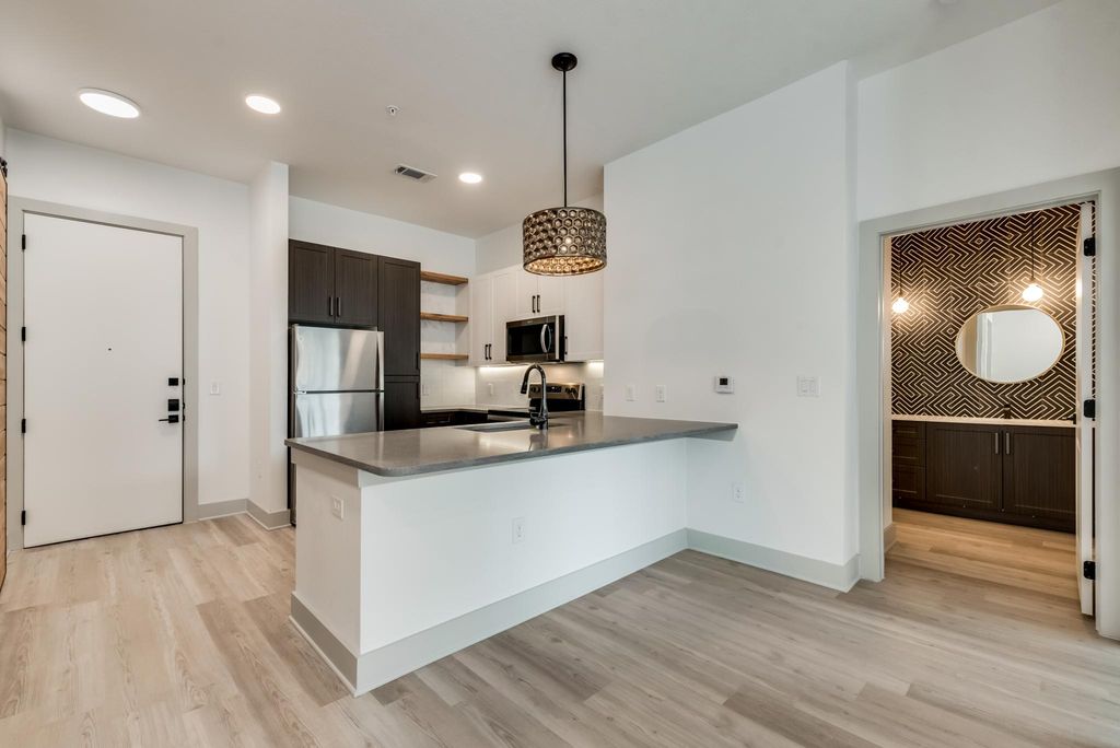 200 N Bishop Ave, Dallas, TX 75208
