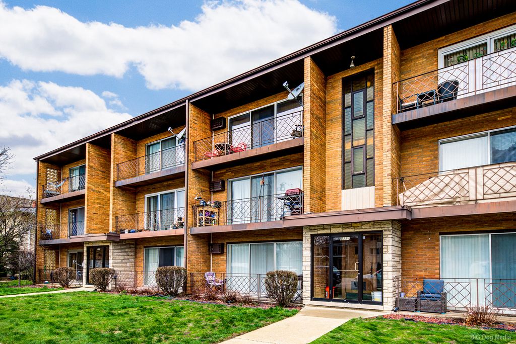 5334 W 96th St #203, Oak Lawn, IL 60453