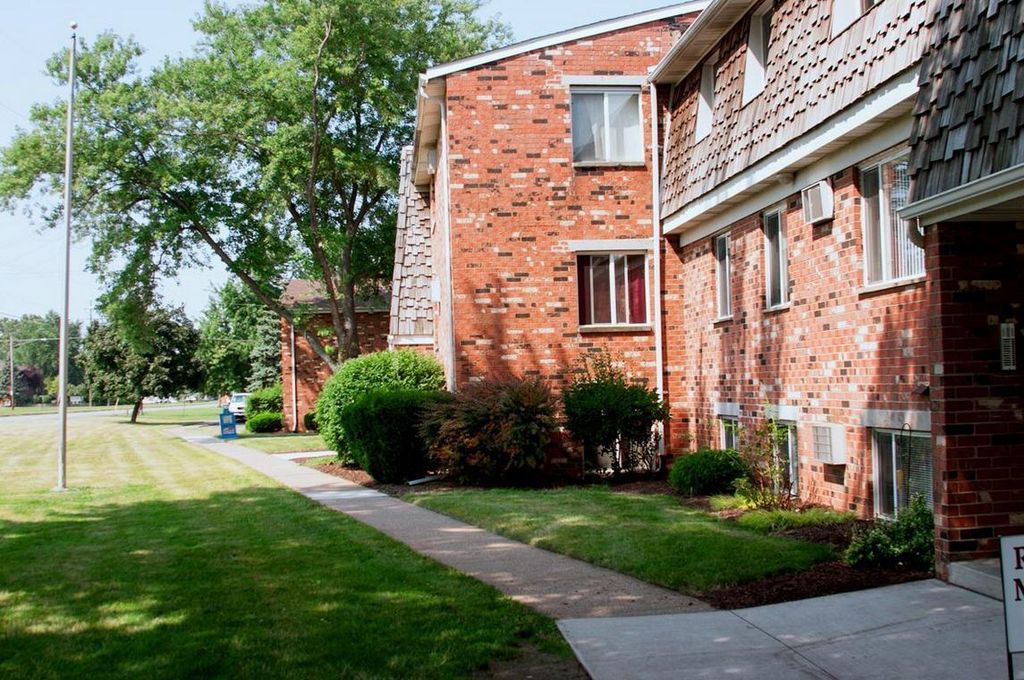 421 Foster Ave, Elyria, OH 44035