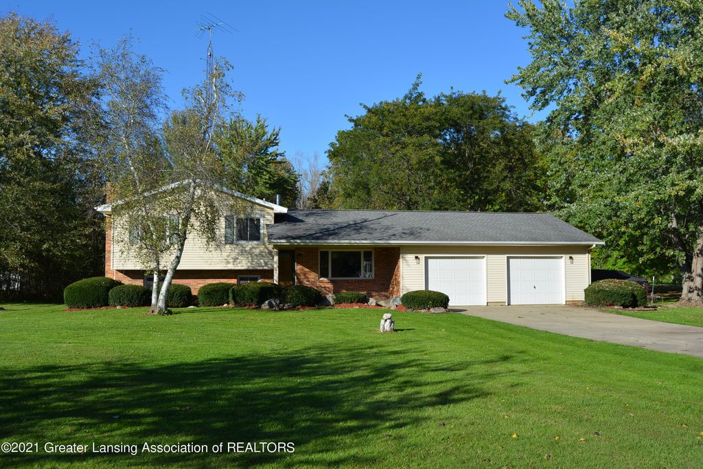 26101 V Dr N, Springport, MI 49284