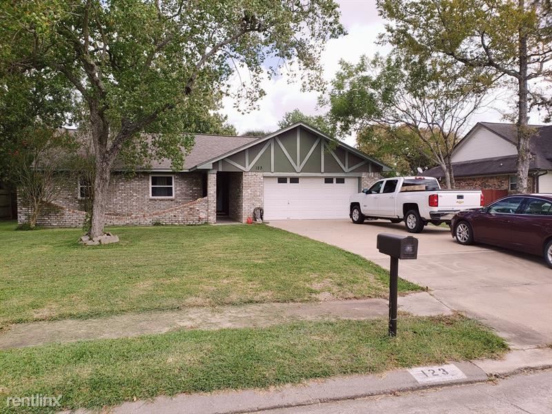 123 Ironwood St, Lake Jackson, TX 77566