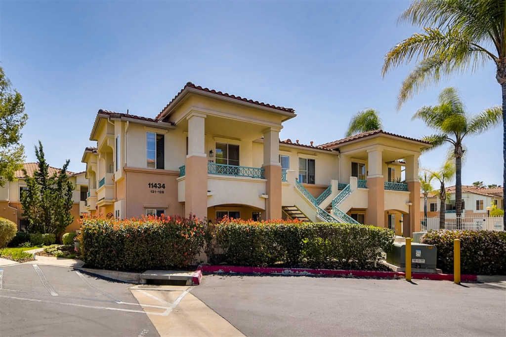 11434 Via Rancho San Diego 124, El Cajon, CA 2 Bed, 2 Bath Townhouse