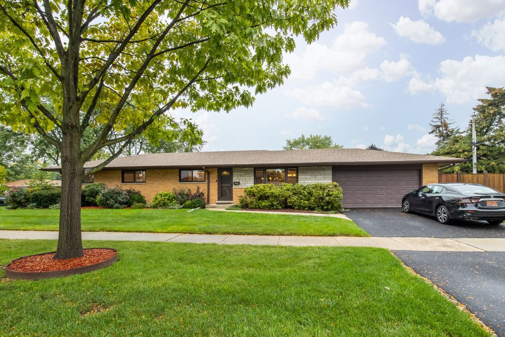 440 Berkshire Ln, Des Plaines, IL 60016