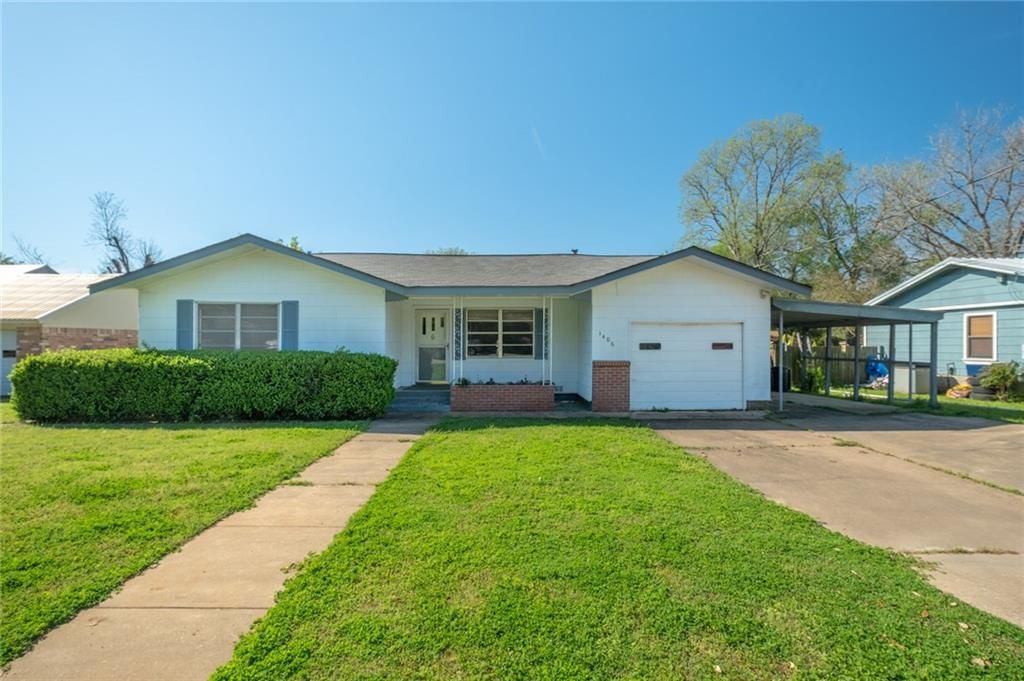 1406 NE 8th St, Smithville, TX 78957
