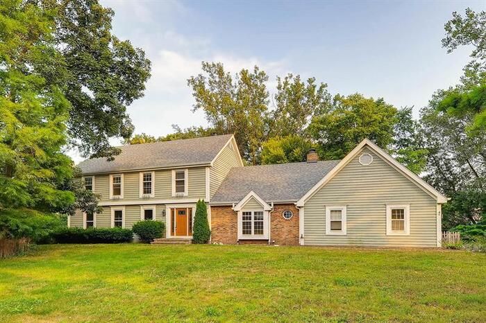 6917 New Hampshire Trl, Crystal Lake, IL 60012