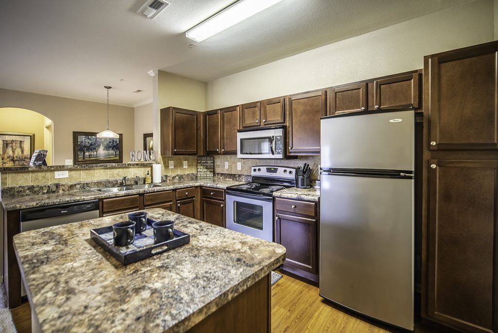 245 Creekwood Cove Ln, Lenoir City, TN 37772