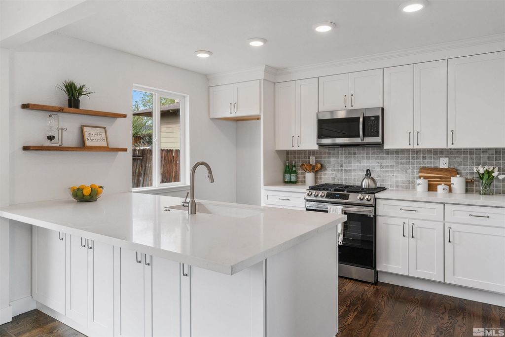945 Akard Dr, Reno, NV 89503