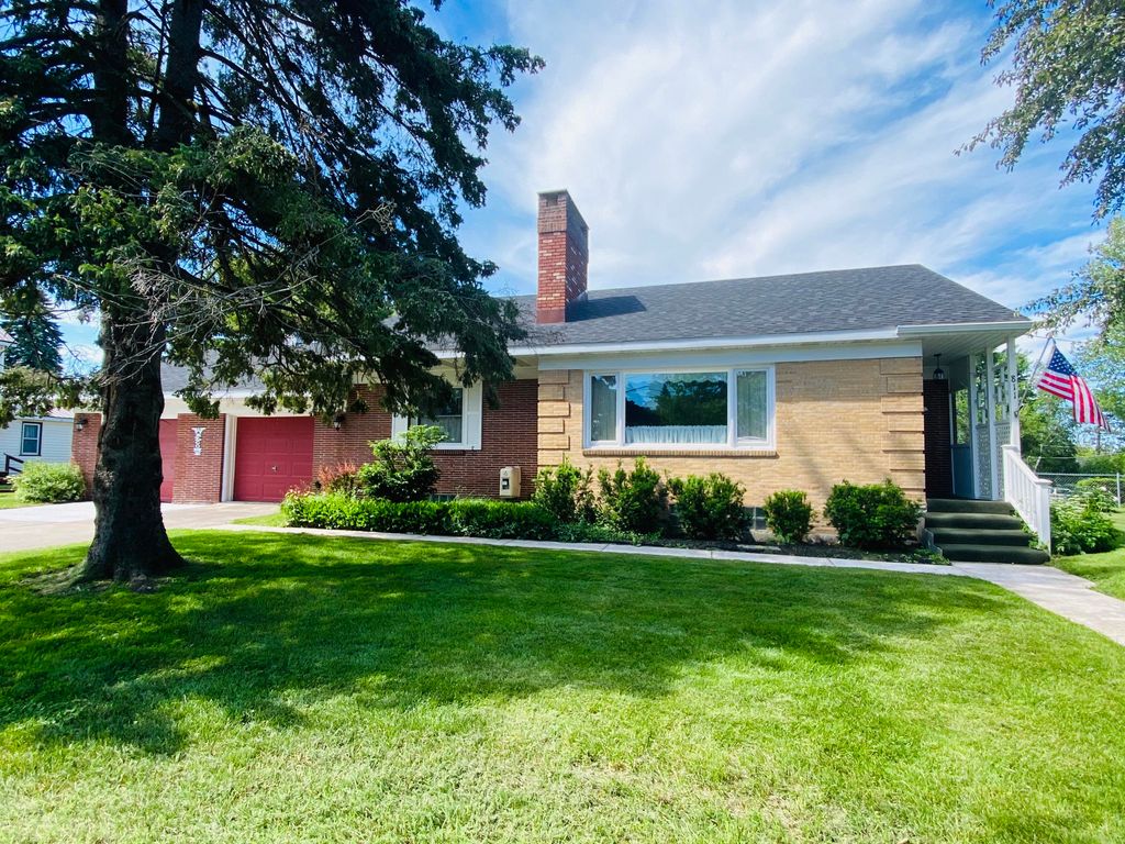 811 E 4th Ave, Sault Sainte Marie, MI 49783