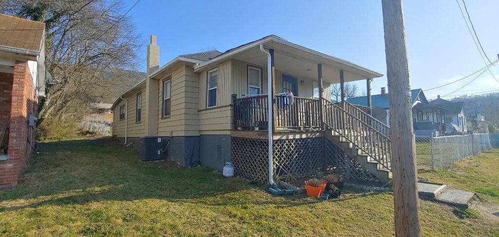 1311 Cardinal Dr, Selma, VA 24474