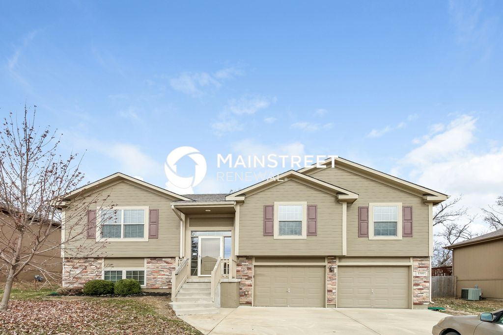 1500 NW Hilltop Ln, Grain Valley, MO 64029