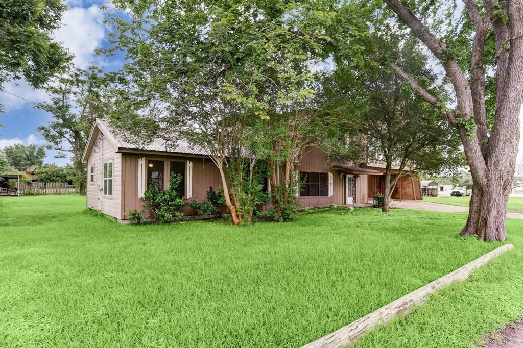 114 Hollaway Ave, La Grange, TX 78945