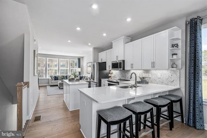 9422 Oak Bluff Dr, Montgomery Village, MD 20886