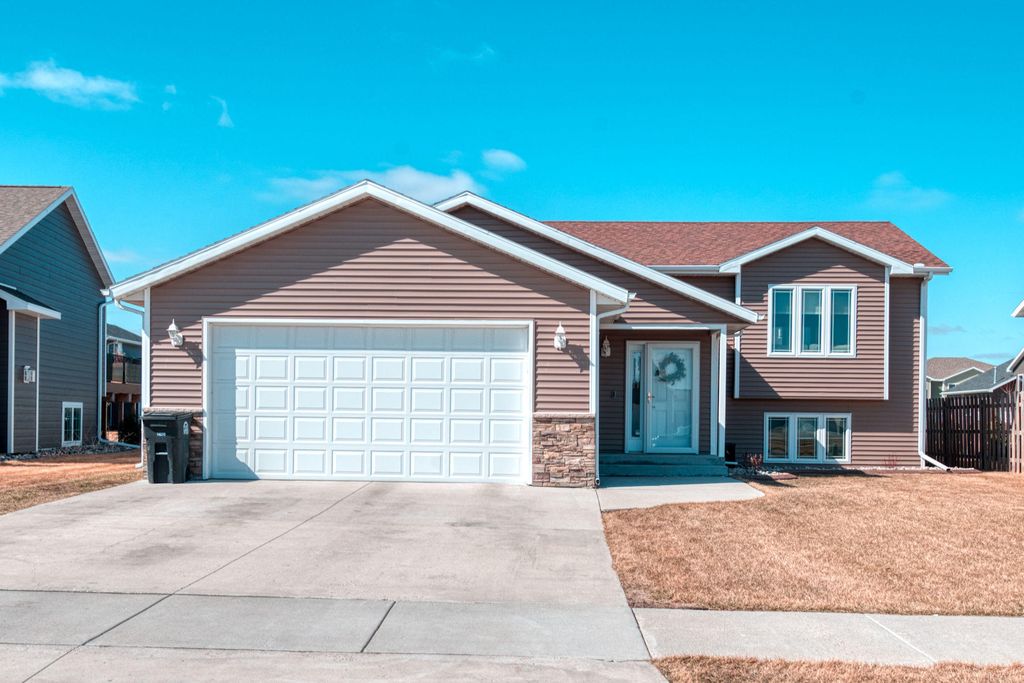 5420 Mac Dr, Grand Forks, ND 58201