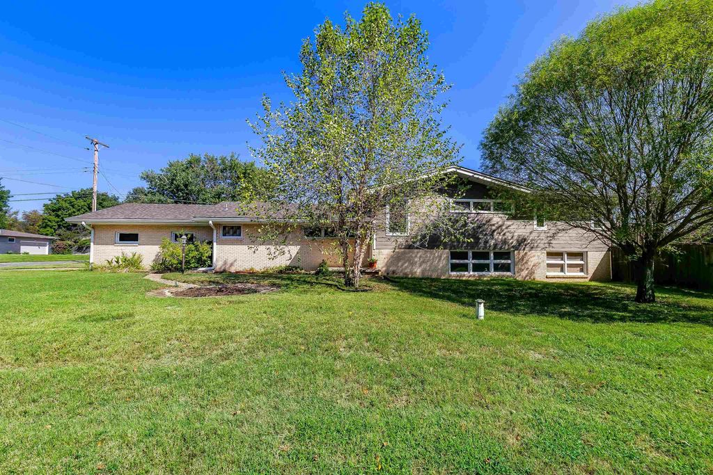 4 W Rolling Hills Dr, Wichita, KS 67212