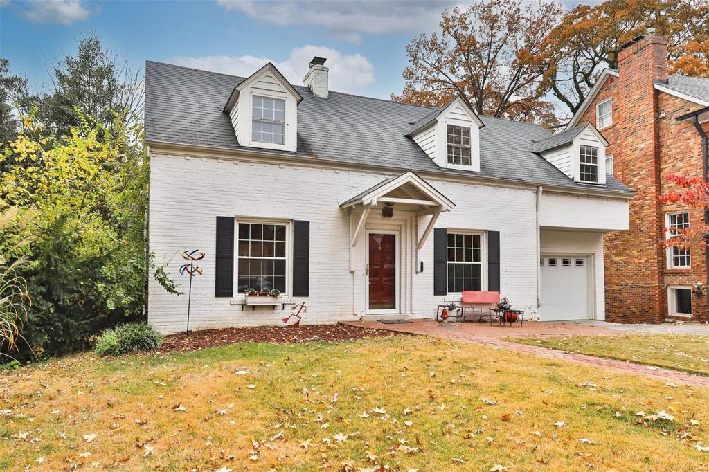 427 Oakley Dr, Saint Louis, MO 63105