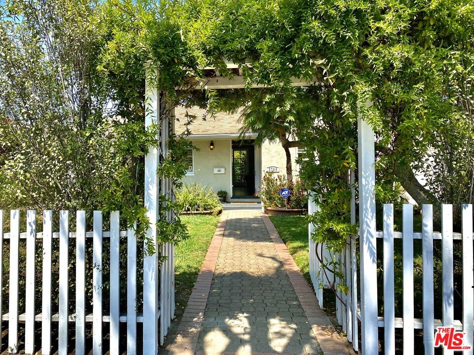 2744 S Barrington Ave, Los Angeles, CA 90064