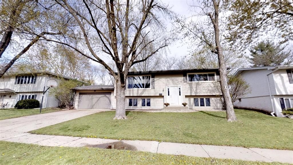 131 Meadowlark Ln NW, Cedar Rapids, IA 52405
