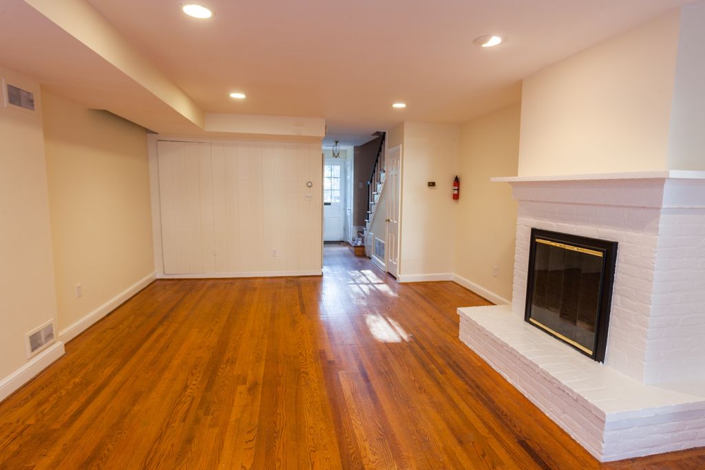 911 25th St NW, Washington, DC 20037