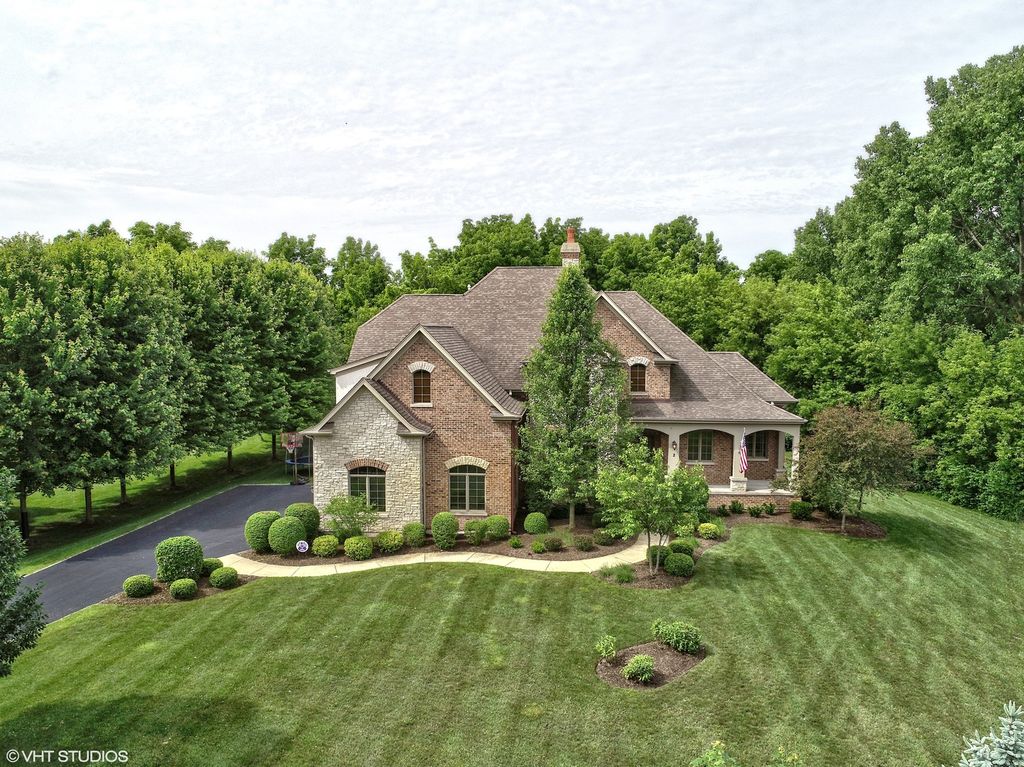 2 Saddle Ridge Ct, Hawthorn Woods, IL 60047