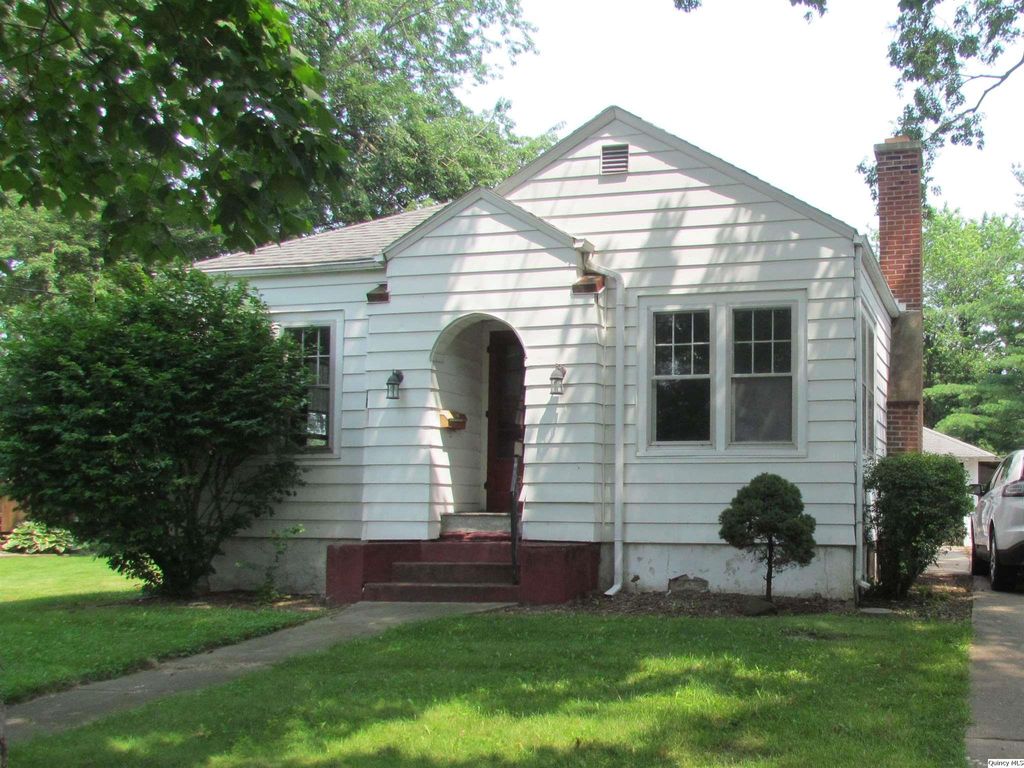 36 College Ave, Carthage, IL 62321