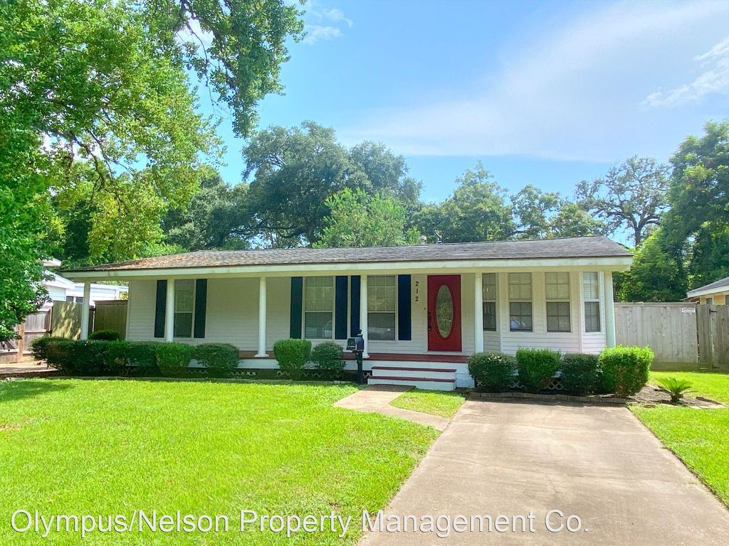 212 Camellia St, Lake Jackson, TX 77566
