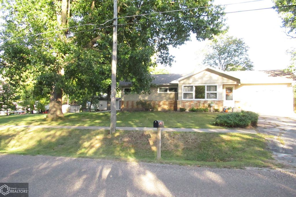275 S 17th St, Hamilton, IL 62341