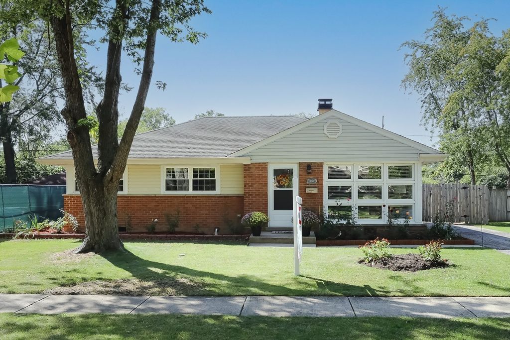 900 Meadow Rd, Northbrook, IL 60062