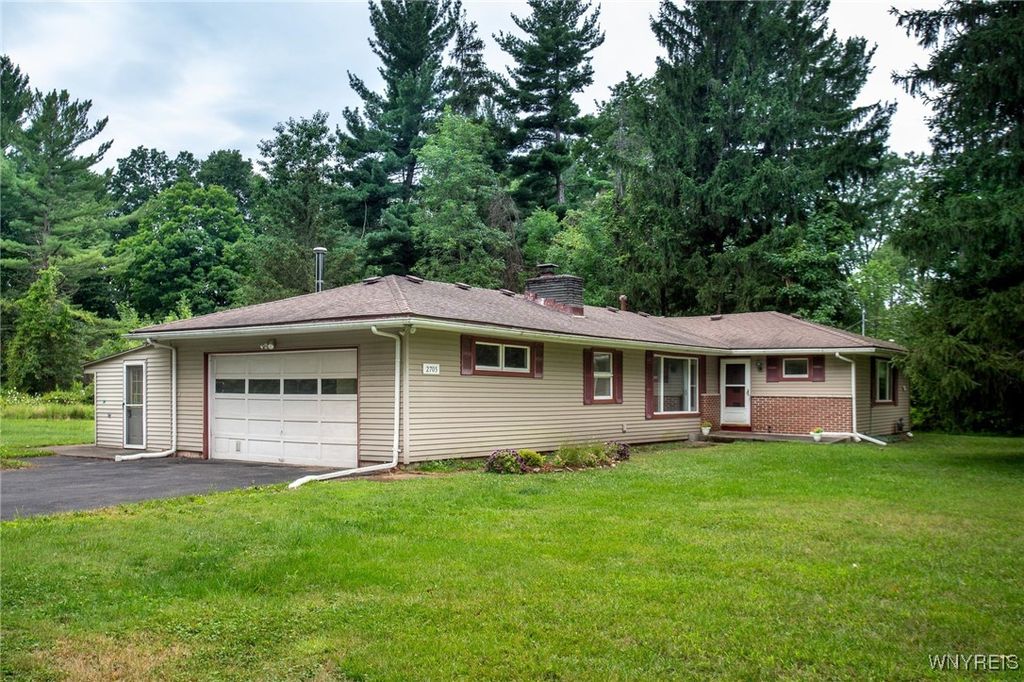 2705 English Rd, Rochester, NY 14616