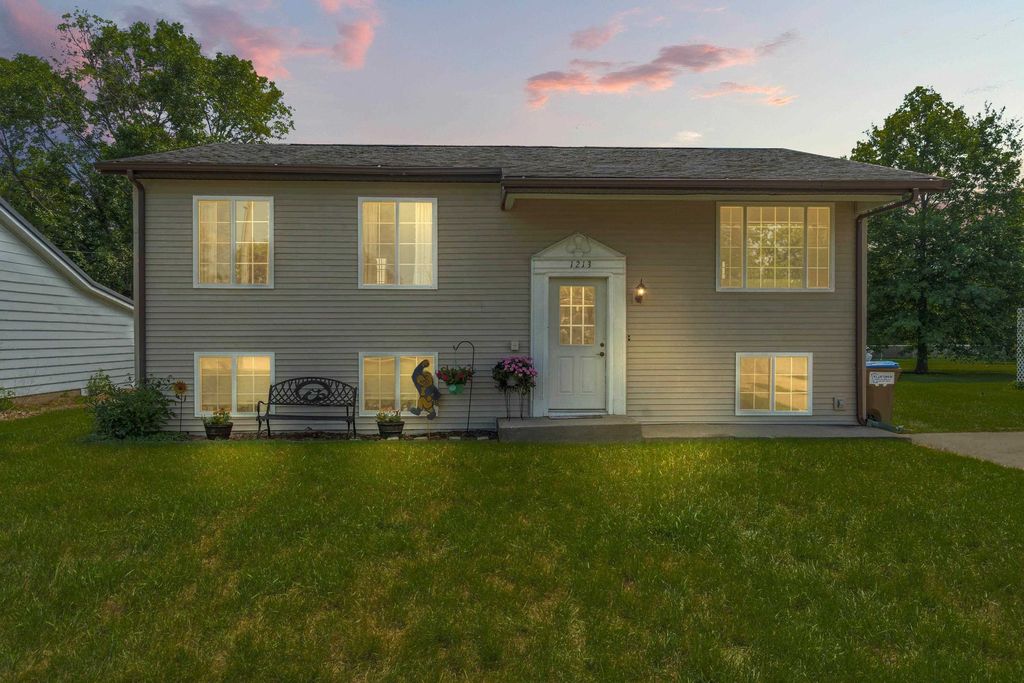 1213 N 6th St, Manchester, IA 52057 Trulia