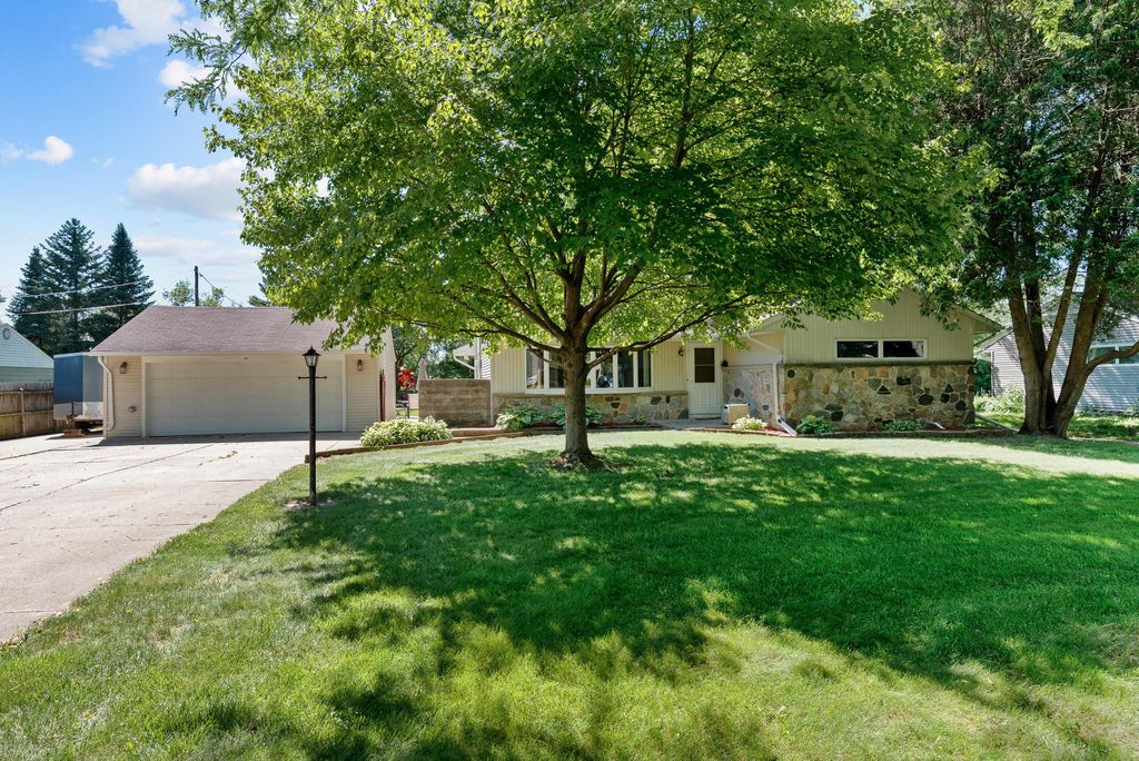 W200N9487 Woodside Ln, Menomonee Falls, WI 53051