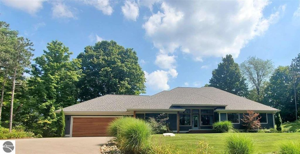 4598 S Bay Valley Dr, Suttons Bay, MI 49682