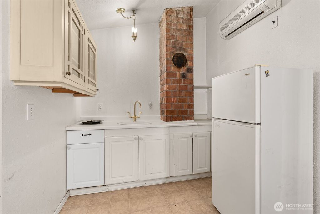 view 26th full size image of this home