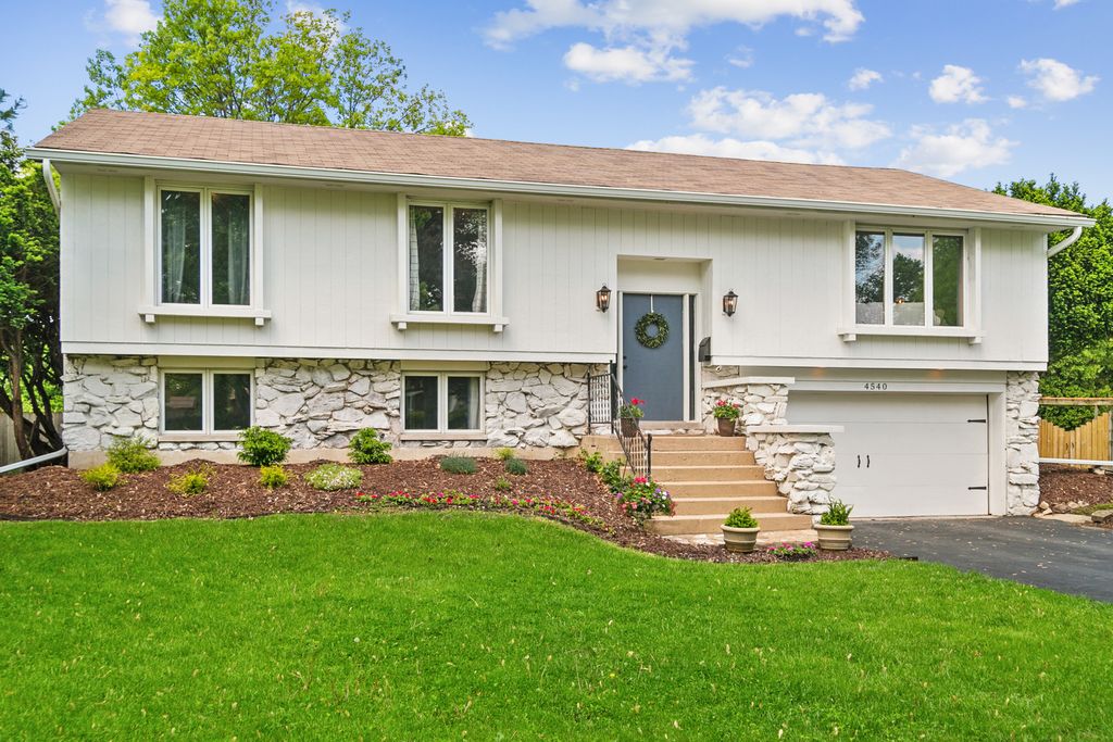 4540 Black Partridge Ln, Lisle, IL 60532