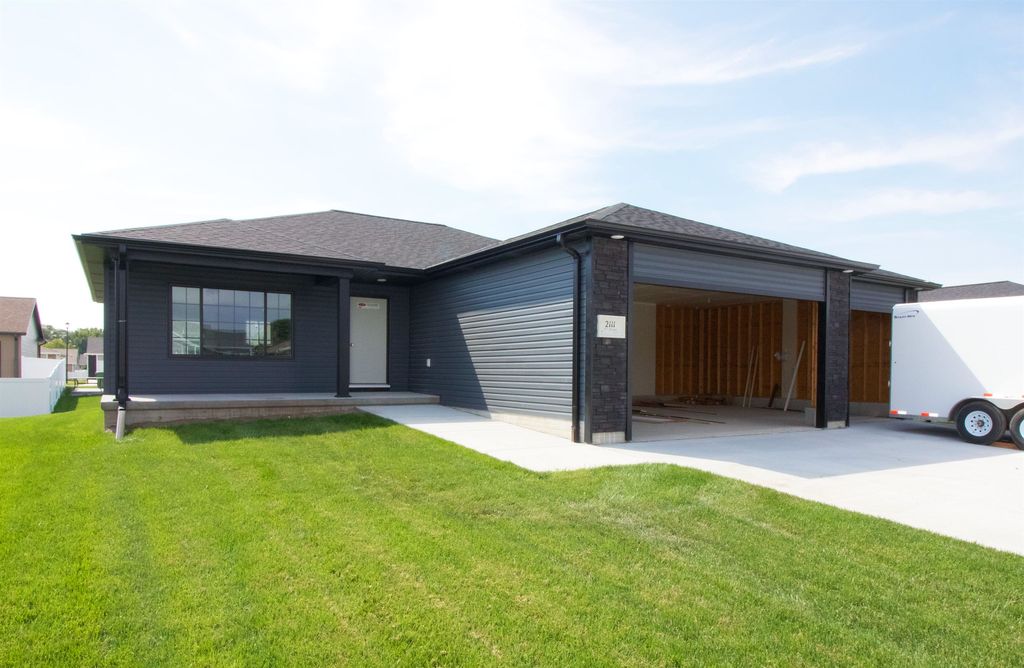 2111 E 37th St, Kearney, NE 68845