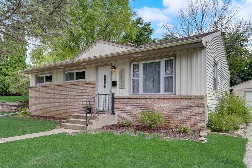 1209 Aspen Dr, Waukesha, WI 53188 | MLS# 1753978 | Trulia