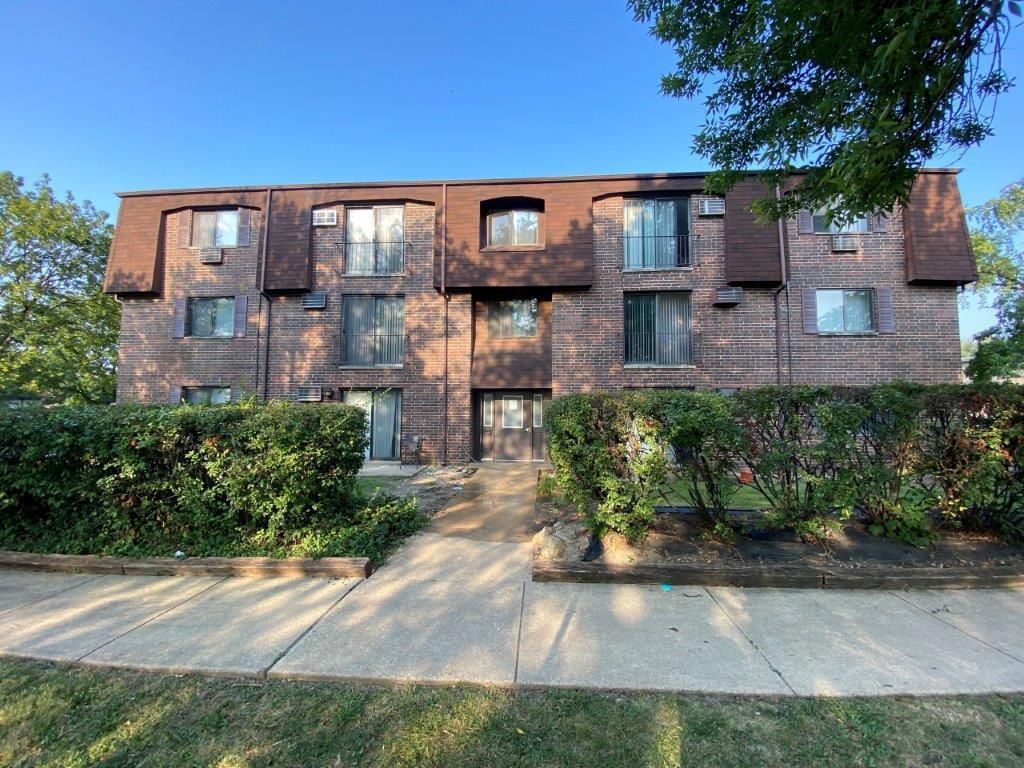 206 W Division St #1, Villa Park, IL 60181