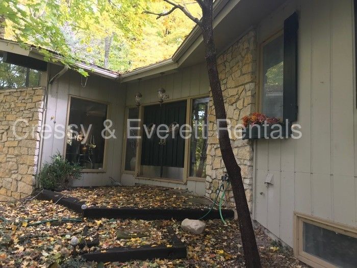 3434 S Twyckenham Dr, South Bend, IN - 5 Bed, 4 Bath Single-Family Home