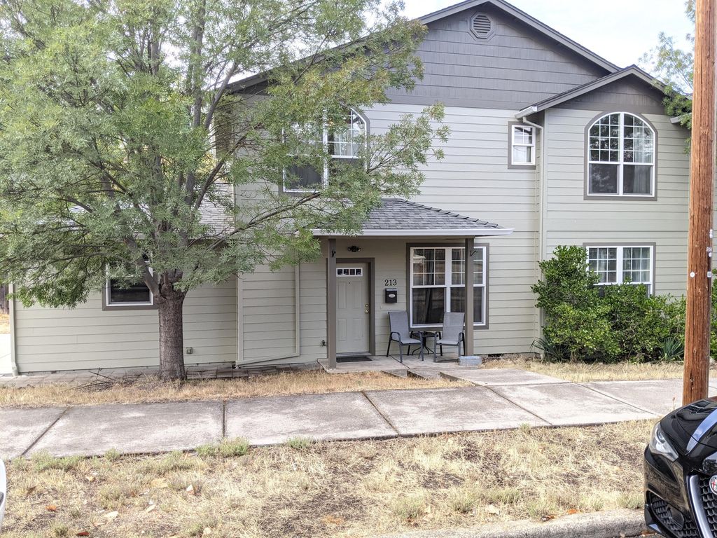 213 N 4th St, Central Point, OR 97502