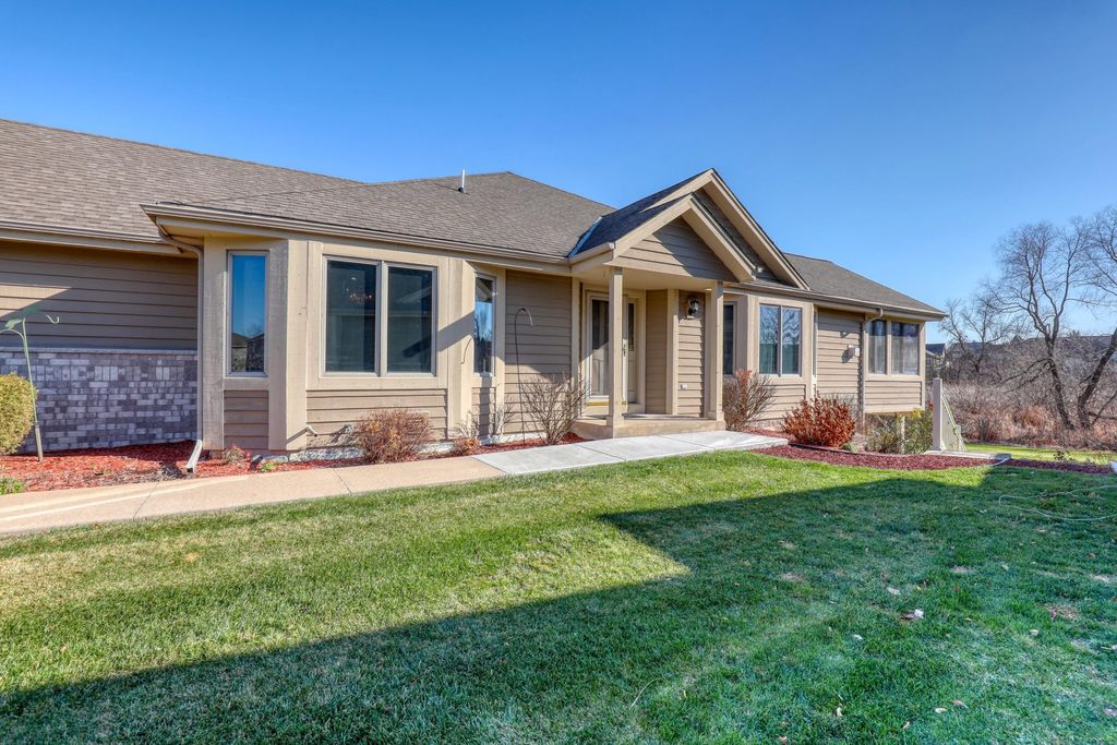 W243N2290 Deer Park Dr B, Pewaukee, WI 53072 3 Bed, 3 Bath Condo