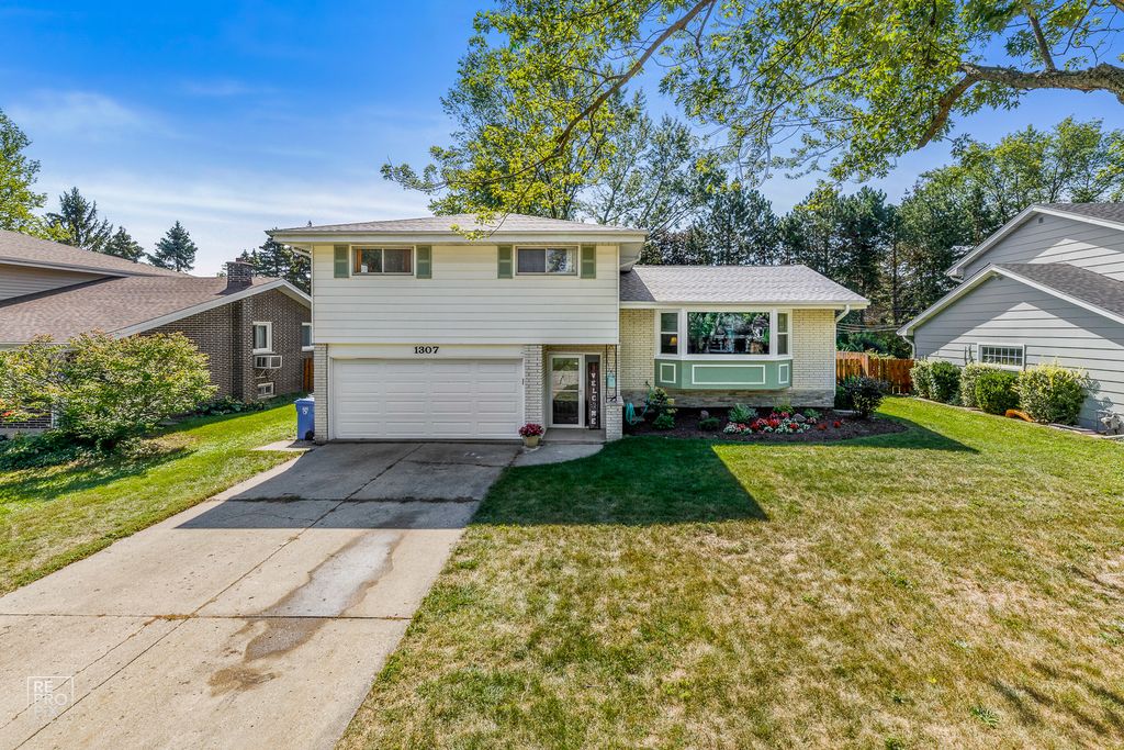1307 E Ironwood Dr, Mount Prospect, IL 60056