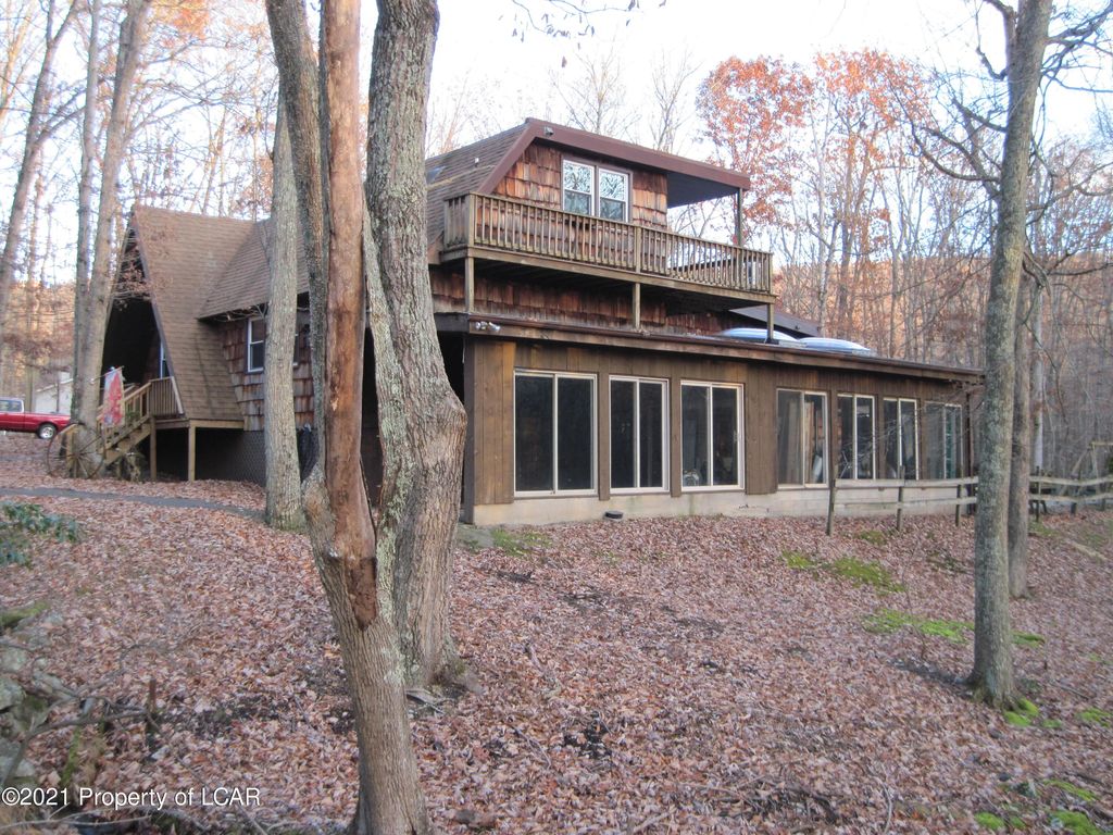 122 E Lake Valley Dr, Hazle Township, PA 18202