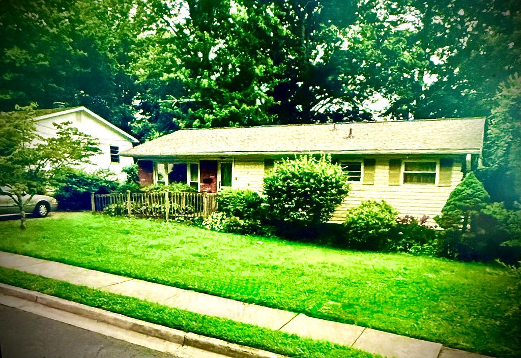 1412 Ross Dr SW, Vienna, VA 22180