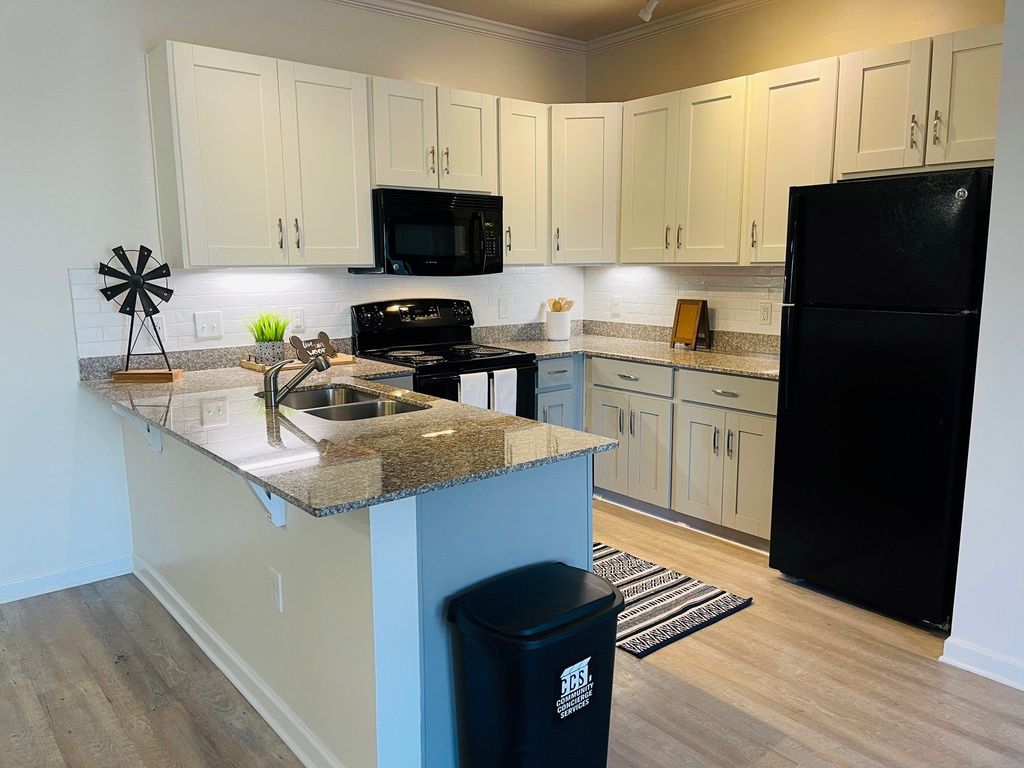 9015 Kings Grant Dr, Charlotte, NC 28262